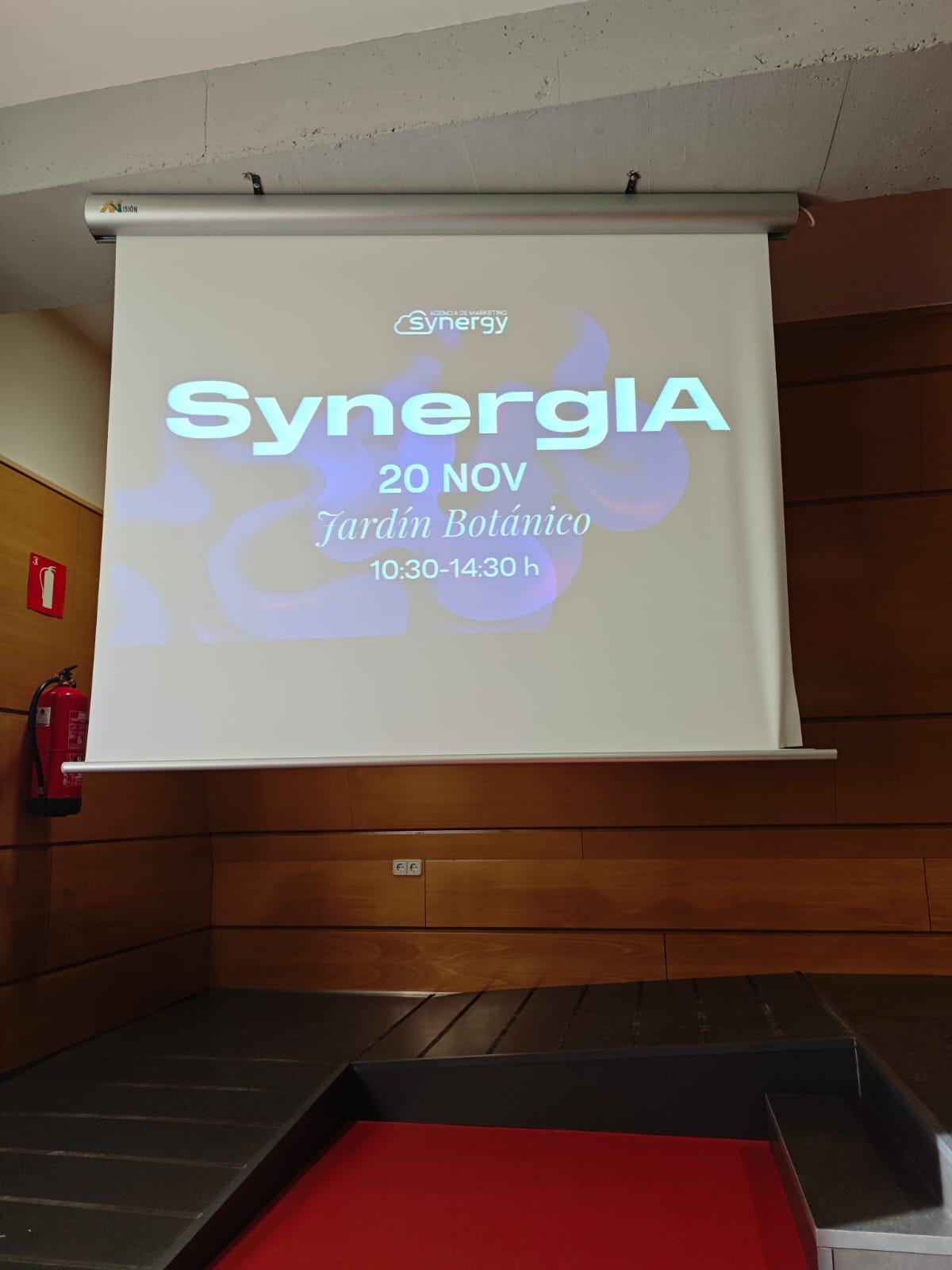 Presentación inicial de SynergIA 2025 con el equipo de Synergy en el escenario.